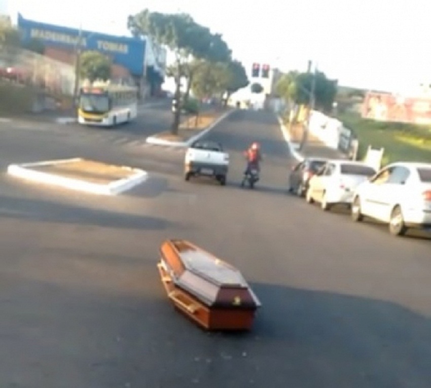 Caixão cai de carro de funerária e assusta motoristas em via