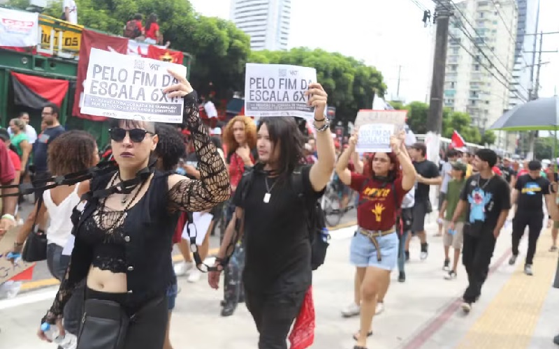 Manifestantes protestam pelo fim da escala 6x1 com faixas e cartazes. — Foto: Cláudio Pinheiro / O Liberal