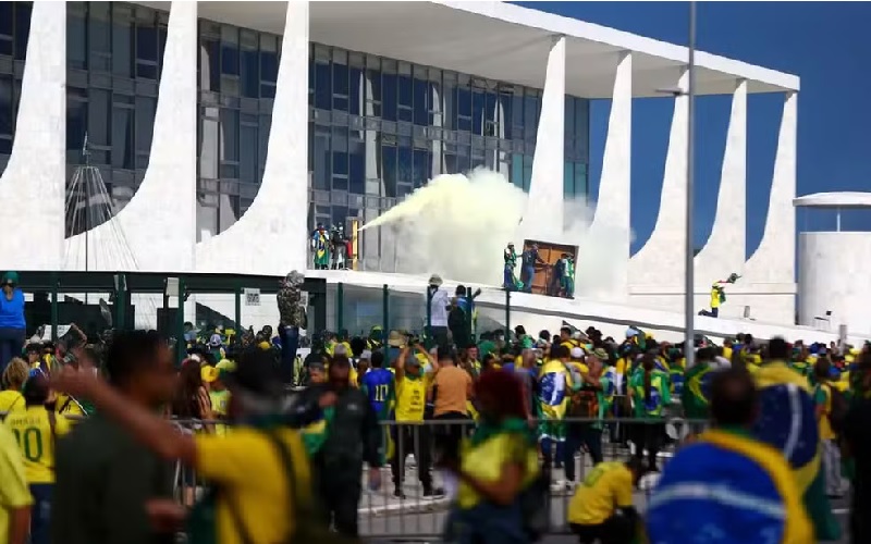 Grupo em atos golpistas em Brasília (DF) em 8 de janeiro de 2023 — Foto: Marcelo Camargo/Agência Brasil